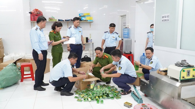 Phá đường dây sản xuất, buôn bán dầu gió giả nhãn hiệu ‘EAGLE BRAND’ quy mô lớn- Ảnh 1. Phá đường dây sản xuất, buôn bán dầu gió giả nhãn hiệu ‘EAGLE BRAND’ quy mô lớn- Ảnh 1.