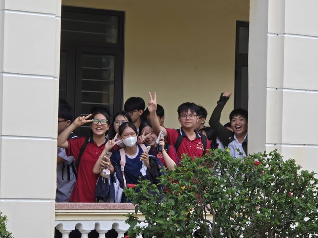 Cây cầu đặc biệt giữa sân trường ngập nước ở Hải Phòng gây xúc động mạng xã hội- Ảnh 5.