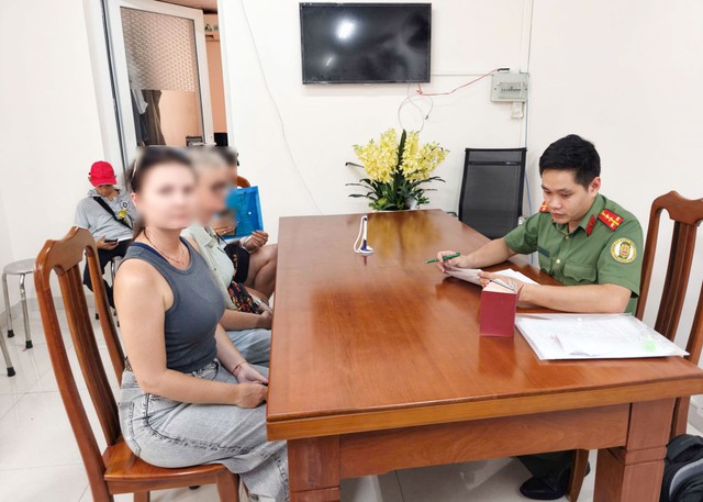 Khánh Hòa trục xuất 8 người nước ngoài vi phạm xuất nhập cảnh- Ảnh 1. Khánh Hòa trục xuất 8 người nước ngoài vi phạm xuất nhập cảnh- Ảnh 1.