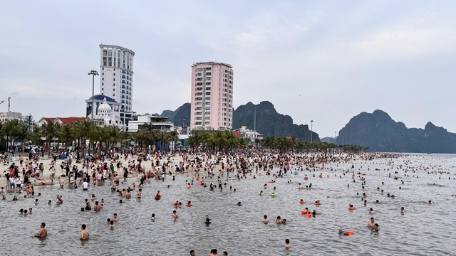 Quảng Ninh đón 600.000 lượt khách sau 2 ngày nghỉ lễ 30/4 - 1/5- Ảnh 1.
