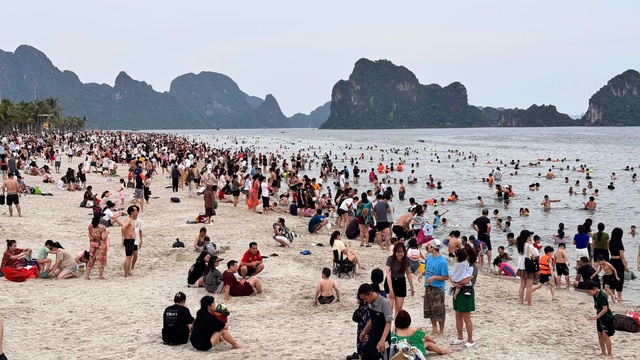 Quảng Ninh đón 600.000 lượt khách sau 2 ngày nghỉ lễ 30/4 - 1/5- Ảnh 3.