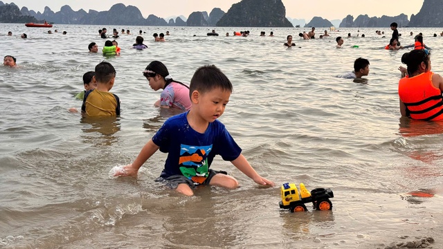 Quảng Ninh đón 600.000 lượt khách sau 2 ngày nghỉ lễ 30/4 - 1/5- Ảnh 4.