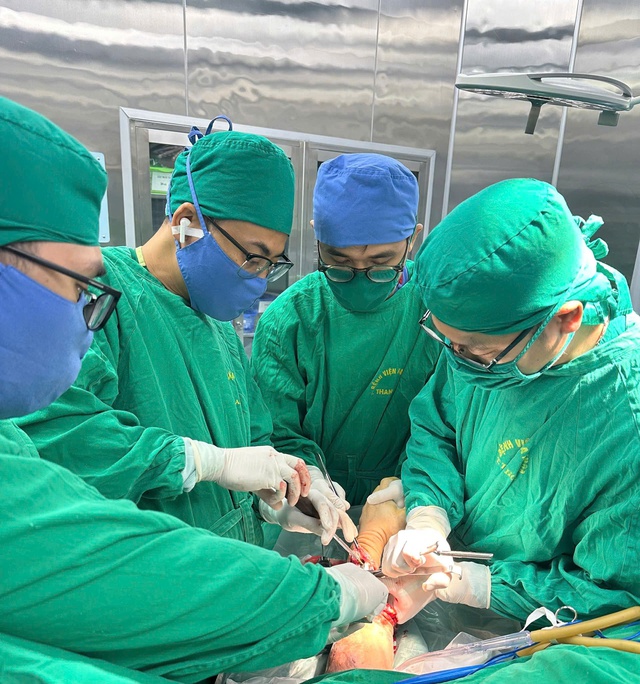 Cánh tay đứt lìa ‘hồi sinh’ sau 6 giờ nghẹt thở trên bàn mổ- Ảnh 1.