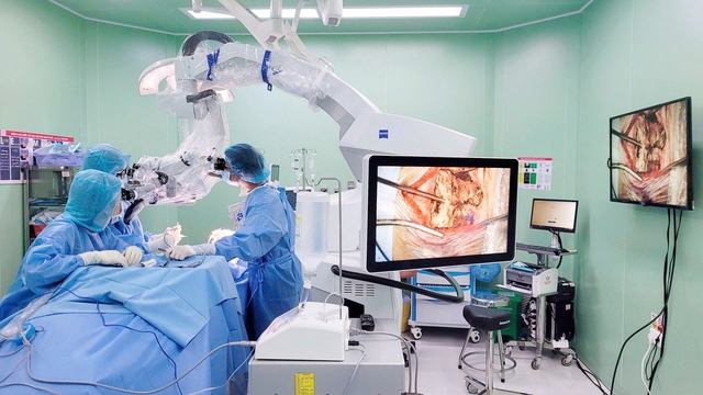 Cứu sống cụ bà 86 tuổi bị túi phình động mạch não nhờ phẫu thuật lỗ khóa- Ảnh 1.