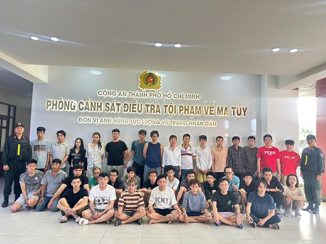 Clip: Ca sĩ Long Nhật khai gì ở cơ quan công an?- Ảnh 2. Clip: Ca sĩ Long Nhật khai gì ở cơ quan công an?- Ảnh 2.