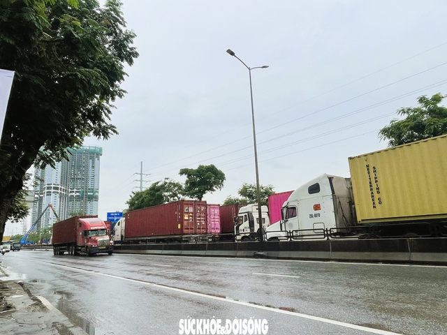 Xe container lật trên cầu vượt Lê Hồng Phong, giao thông ùn tắc kéo dài- Ảnh 2.