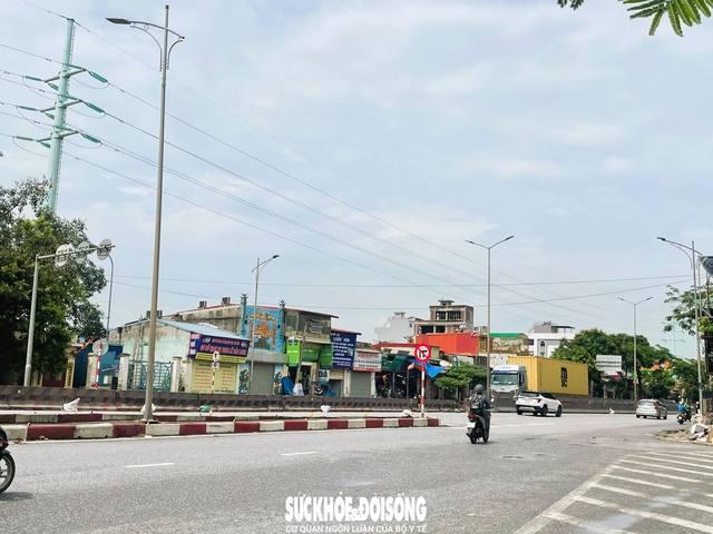 Xe container lật trên cầu vượt Lê Hồng Phong, giao thông ùn tắc kéo dài- Ảnh 4.