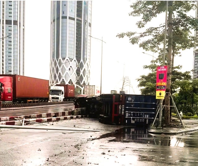 Xe container lật trên cầu vượt Lê Hồng Phong, giao thông ùn tắc kéo dài- Ảnh 1.