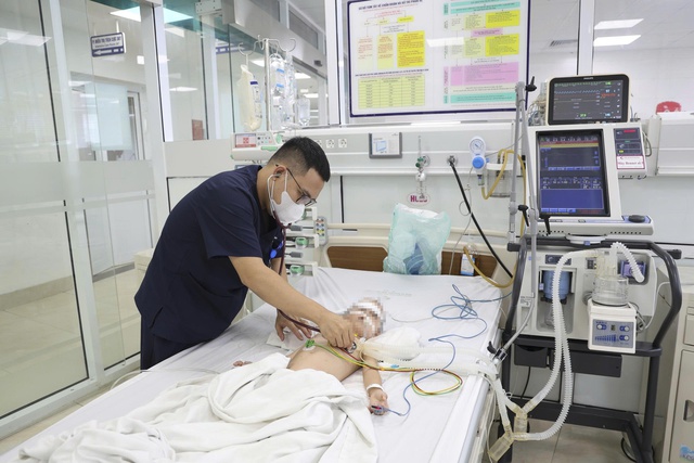 Nhiễm 5 tác nhân hô hấp sau sặc nước, bé 2 tuổi suýt mất mạng- Ảnh 1.