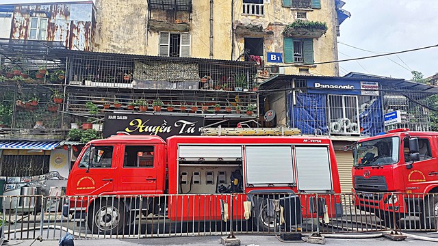 Hình ảnh hiện trường vụ cháy căn hộ khu tập thể B1 Nguyễn Công Trứ, Hà Nội- Ảnh 2. Hình ảnh hiện trường vụ cháy căn hộ khu tập thể B1 Nguyễn Công Trứ, Hà Nội- Ảnh 2.