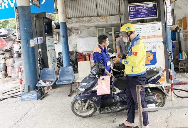 Giá xăng dầu đồng loạt giảm, RON95 giảm hơn 1.000 đồng/lít- Ảnh 1. Giá xăng dầu đồng loạt giảm, RON95 giảm hơn 1.000 đồng/lít- Ảnh 1.