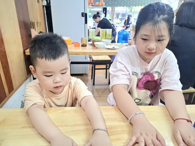 Chuẩn bị nghỉ hè, phụ huynh băn khoăn cho con học thêm hay đi trải nghiệm?- Ảnh 1. Chuẩn bị nghỉ hè, phụ huynh băn khoăn cho con học thêm hay đi trải nghiệm?- Ảnh 1.