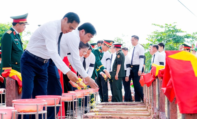 Truy điệu, an táng 80 hài cốt liệt sĩ hy sinh tại nước bạn Lào- Ảnh 3. Truy điệu, an táng 80 hài cốt liệt sĩ hy sinh tại nước bạn Lào- Ảnh 3.