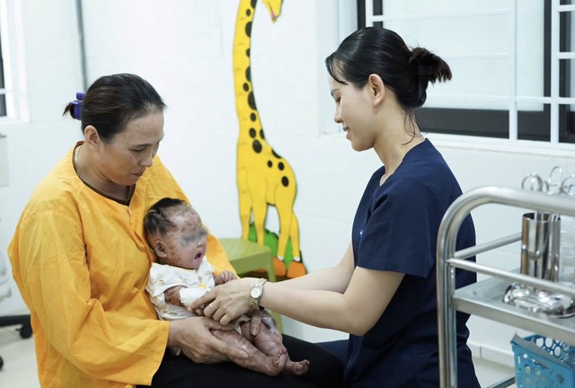 Bé gái 4 tháng tuổi mắc bệnh da hiếm gặp, viêm phổi tái diễn được điều trị ổn định- Ảnh 2. Bé gái 4 tháng tuổi mắc bệnh da hiếm gặp, viêm phổi tái diễn được điều trị ổn định- Ảnh 2.