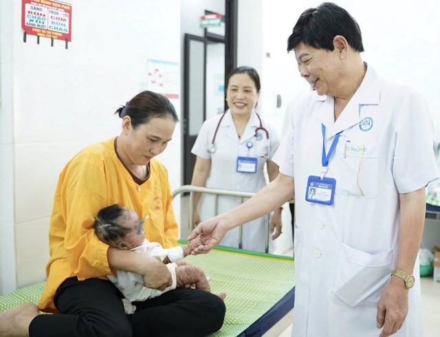 Bé gái 4 tháng tuổi mắc bệnh da hiếm gặp, viêm phổi tái diễn được điều trị ổn định- Ảnh 1. Bé gái 4 tháng tuổi mắc bệnh da hiếm gặp, viêm phổi tái diễn được điều trị ổn định- Ảnh 1.