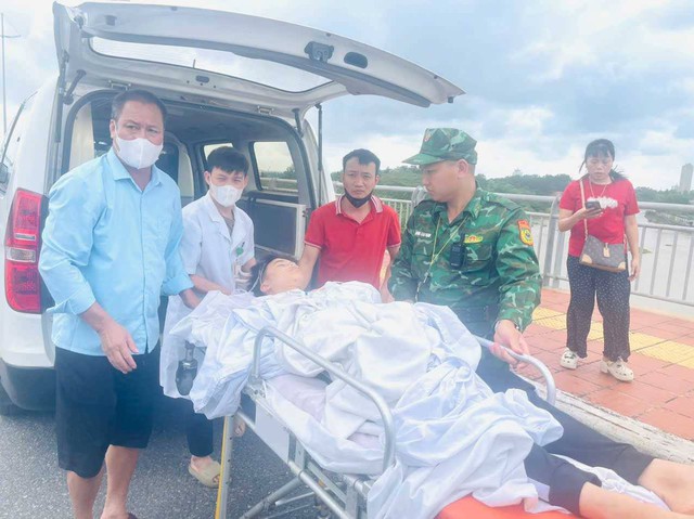 Mở 'luồng xanh’ cho xe cứu thương đưa bệnh nhân sang Trung Quốc điều trị- Ảnh 1. Mở 'luồng xanh’ cho xe cứu thương đưa bệnh nhân sang Trung Quốc điều trị- Ảnh 1.