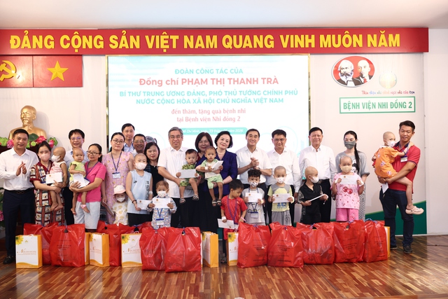 Phó Thủ tướng Phạm Thị Thanh Trà xúc động khi đến thăm các bệnh nhi tại giường bệnh- Ảnh 4.