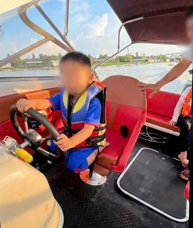 Bé trai 3 tuổi cầm lái ca nô trên sông, cha quay clip đăng mạng- Ảnh 1.