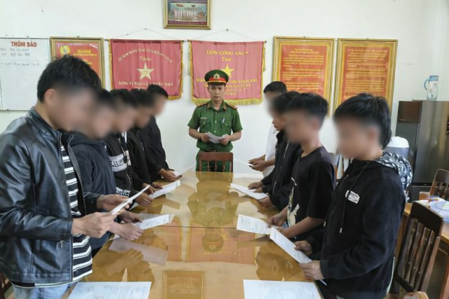 Khởi tố 10 đối tượng ép nạn nhân xuống cống rồi đánh dù nạn nhân đã xin lỗi- Ảnh 1. Khởi tố 10 đối tượng ép nạn nhân xuống cống rồi đánh dù nạn nhân đã xin lỗi- Ảnh 1.