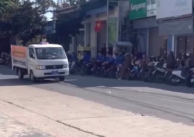 Công an xã dùng ô tô đến tận nhà đón thí sinh ngủ quên tới điểm thi- Ảnh 1. Công an xã dùng ô tô đến tận nhà đón thí sinh ngủ quên tới điểm thi- Ảnh 1.