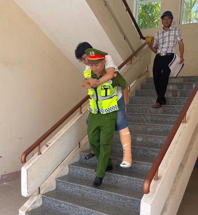 Công an xã dùng ô tô đến tận nhà đón thí sinh ngủ quên tới điểm thi- Ảnh 2. Công an xã dùng ô tô đến tận nhà đón thí sinh ngủ quên tới điểm thi- Ảnh 2.