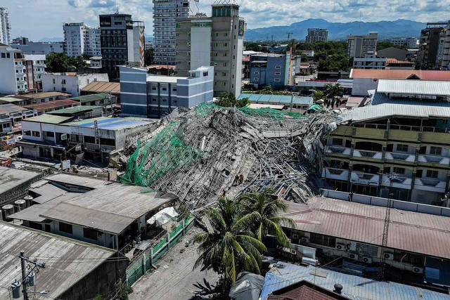 Sập tòa nhà 9 tầng khiến ít nhất 4 người chết, hàng chục người mất tích tại Philippines- Ảnh 1. Sập tòa nhà 9 tầng khiến ít nhất 4 người chết, hàng chục người mất tích tại Philippines- Ảnh 1.