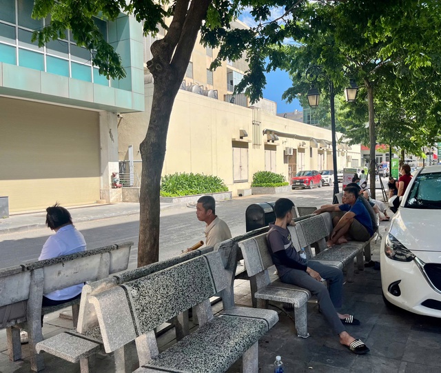 Những khoảng mát giữa bệnh viện ngày nắng nóng- Ảnh 6. Những khoảng mát giữa bệnh viện ngày nắng nóng- Ảnh 6.