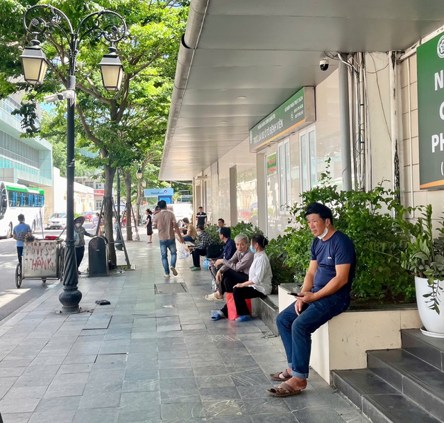Những khoảng mát giữa bệnh viện ngày nắng nóng- Ảnh 5. Những khoảng mát giữa bệnh viện ngày nắng nóng- Ảnh 5.
