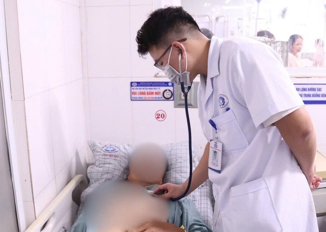 Làm việc giữa trời nắng gắt, nhiều người nhập viện cấp cứu vì sốc nhiệt- Ảnh 1. Làm việc giữa trời nắng gắt, nhiều người nhập viện cấp cứu vì sốc nhiệt- Ảnh 1.