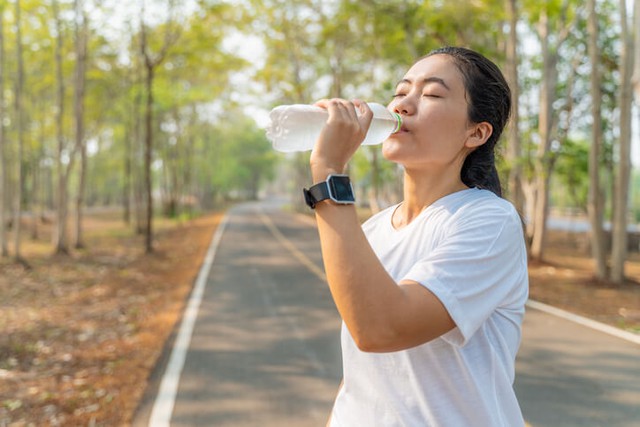 Nắng nóng đỉnh điểm - nên uống nước như thế nào để đảm bảo sức khỏe?- Ảnh 1.