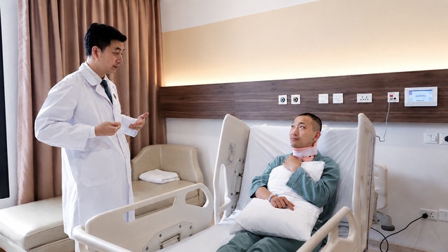 Người 'giữ nhịp sống' cho những cột sống bị tổn thương- Ảnh 1. Người 'giữ nhịp sống' cho những cột sống bị tổn thương- Ảnh 1.