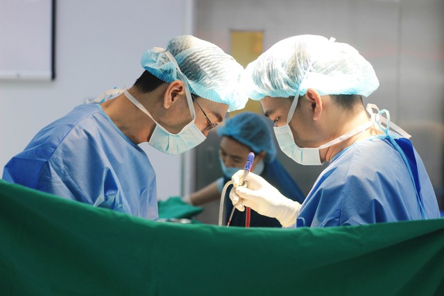 Vinmec Phú Quốc bóc tách khối u buồng trứng lớn trong 3 giờ, bệnh nhân xuất viện sau 48 giờ- Ảnh 2. Vinmec Phú Quốc bóc tách khối u buồng trứng lớn trong 3 giờ, bệnh nhân xuất viện sau 48 giờ- Ảnh 2.