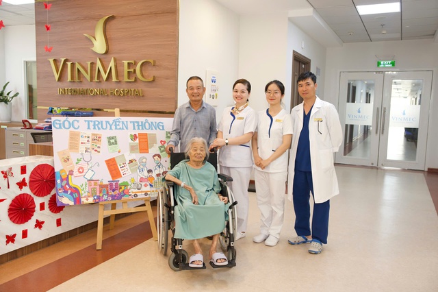 Hành trình kỳ diệu tại Vinmec: Cứu cụ bà 87 tuổi nặng 29 kg bị sốc nhiễm khuẩn nặng- Ảnh 2. Hành trình kỳ diệu tại Vinmec: Cứu cụ bà 87 tuổi nặng 29 kg bị sốc nhiễm khuẩn nặng- Ảnh 2.
