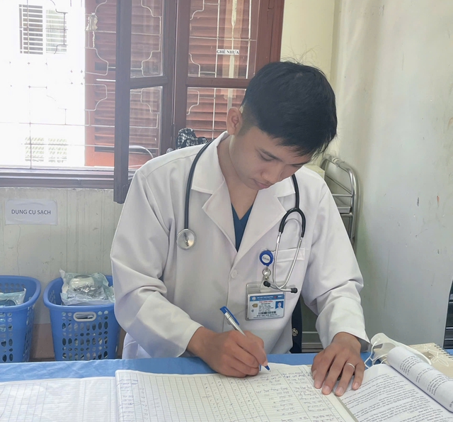 Giữa dòng thác xiết, sinh viên y giành giật sự sống cho
bé trai đuối nước ngừng tuần hoàn- Ảnh 2. Giữa dòng thác xiết, sinh viên y giành giật sự sống cho
bé trai đuối nước ngừng tuần hoàn- Ảnh 2.