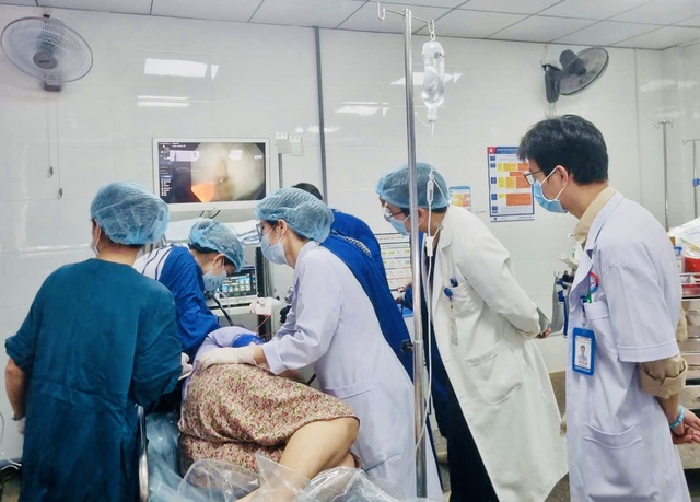 Cụ bà bị mảnh xương đâm xuyên thành thực quản- Ảnh 1. Cụ bà bị mảnh xương đâm xuyên thành thực quản- Ảnh 1.