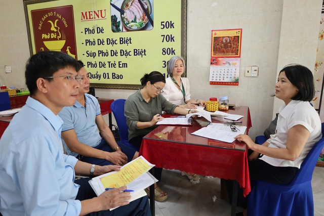 Hà Tĩnh tăng cường đảm bảo an toàn thực phẩm mùa nắng nóng- Ảnh 2. Hà Tĩnh tăng cường đảm bảo an toàn thực phẩm mùa nắng nóng- Ảnh 2.