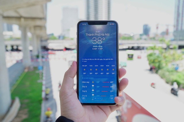 Người lao động vất vả mưu sinh dưới trời nóng 'đỉnh điểm'- Ảnh 1. Người lao động vất vả mưu sinh dưới trời nóng 'đỉnh điểm'- Ảnh 1.