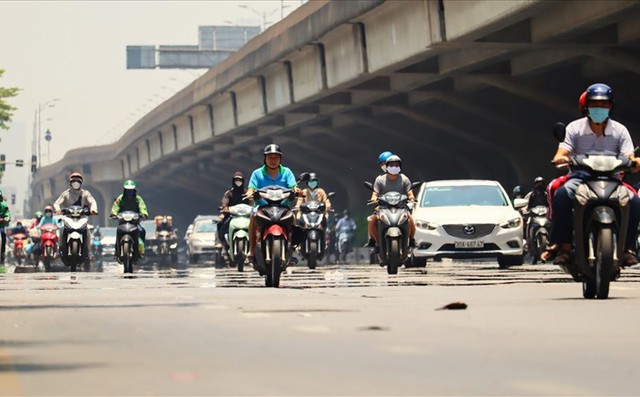 Nắng nóng đỉnh điểm vẫn tiếp diễn, khuyến cáo hạn chế ra ngoài khung giờ cao điểm- Ảnh 1.