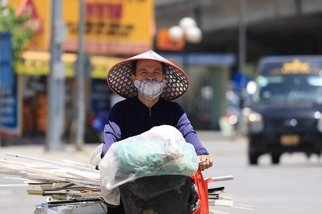 Kỷ lục nắng nóng ở Hà Nội bị phá vỡ khi nhiệt độ trạm khí tượng lên đến 41.1 độ- Ảnh 1. Kỷ lục nắng nóng ở Hà Nội bị phá vỡ khi nhiệt độ trạm khí tượng lên đến 41.1 độ- Ảnh 1.