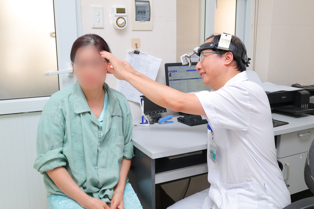 Người phụ nữ nghe kém suốt 2 năm, nguy cơ điếc nặng, bác sĩ phát hiện bị xốp xơ tai- Ảnh 1. Người phụ nữ nghe kém suốt 2 năm, nguy cơ điếc nặng, bác sĩ phát hiện bị xốp xơ tai- Ảnh 1.