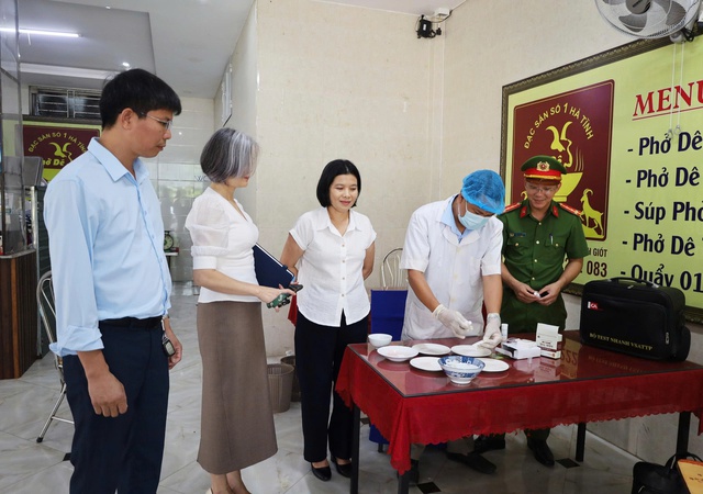 Hà Tĩnh tăng cường đảm bảo an toàn thực phẩm mùa nắng nóng- Ảnh 3. Hà Tĩnh tăng cường đảm bảo an toàn thực phẩm mùa nắng nóng- Ảnh 3.