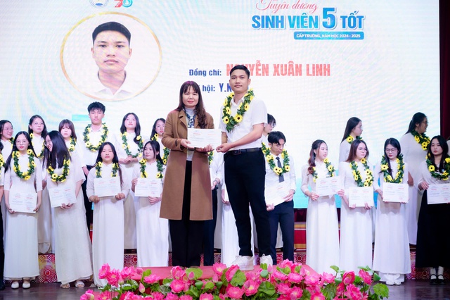 Giữa dòng thác xiết, sinh viên y giành giật sự sống cho
bé trai đuối nước ngừng tuần hoàn- Ảnh 3. Giữa dòng thác xiết, sinh viên y giành giật sự sống cho
bé trai đuối nước ngừng tuần hoàn- Ảnh 3.