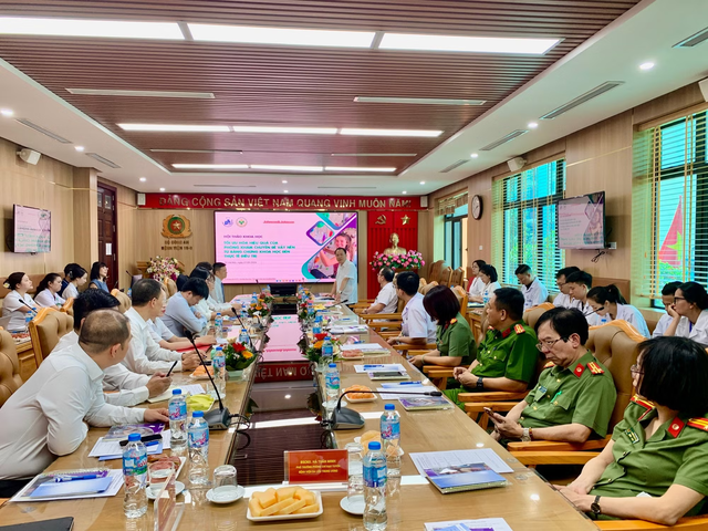 Người mắc bệnh vảy nến đối mặt áp lực tâm lý kéo dài nhiều năm- Ảnh 1. Người mắc bệnh vảy nến đối mặt áp lực tâm lý kéo dài nhiều năm- Ảnh 1.