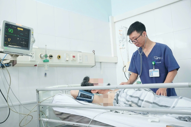 Cấp cứu bệnh nhân sốc nhiệt nguy kịch do nắng nóng- Ảnh 1. Cấp cứu bệnh nhân sốc nhiệt nguy kịch do nắng nóng- Ảnh 1.