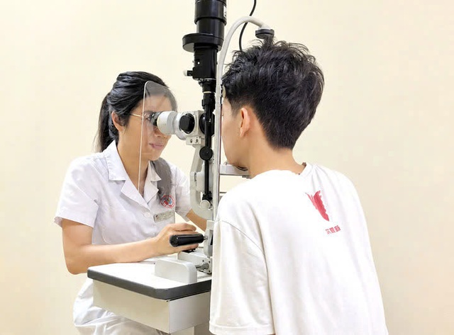Bị quả bóng đập vào, thiếu niên 15 tuổi chấn thương mắt nghiêm trọng- Ảnh 1. Bị quả bóng đập vào, thiếu niên 15 tuổi chấn thương mắt nghiêm trọng- Ảnh 1.
