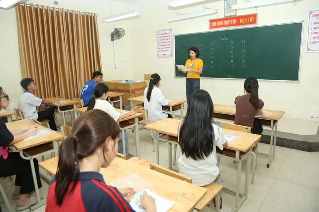Giải đáp về đề thi vào lớp 10 của Sở GD&ĐT Hà Nội liệu có giảm áp lực cho thí sinh?- Ảnh 1. Giải đáp về đề thi vào lớp 10 của Sở GD&ĐT Hà Nội liệu có giảm áp lực cho thí sinh?- Ảnh 1.