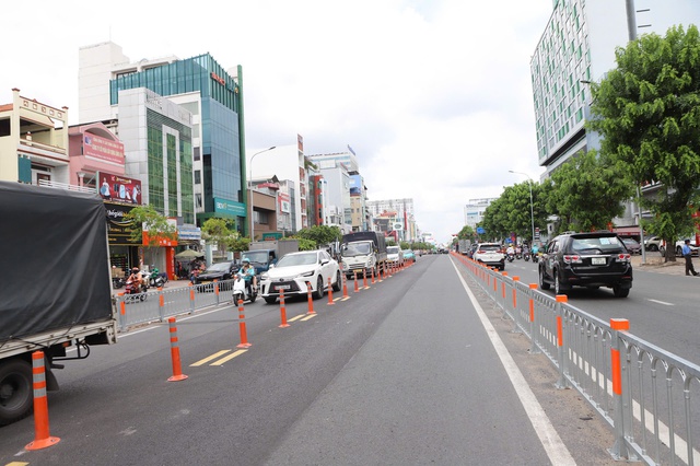 TPHCM thử nghiệm dải phân cách tự động để giảm ùn tắc cửa ngõ sân bay- Ảnh 1.