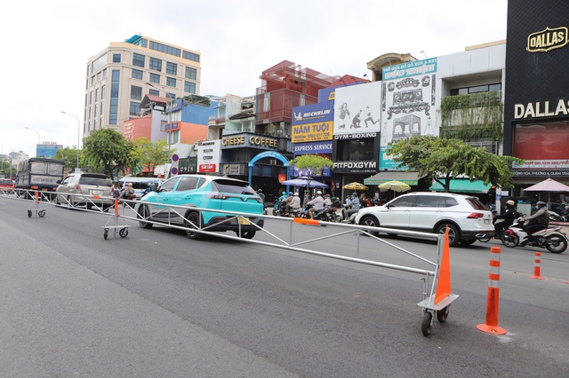 TPHCM thử nghiệm dải phân cách tự động để giảm ùn tắc cửa ngõ sân bay- Ảnh 2.
