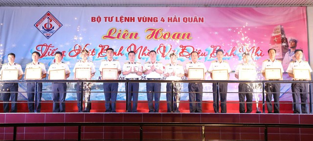 Sôi nổi ‘Tiếng hát binh nhì’ ở Vùng 4 Hải quân- Ảnh 4. Sôi nổi ‘Tiếng hát binh nhì’ ở Vùng 4 Hải quân- Ảnh 4.