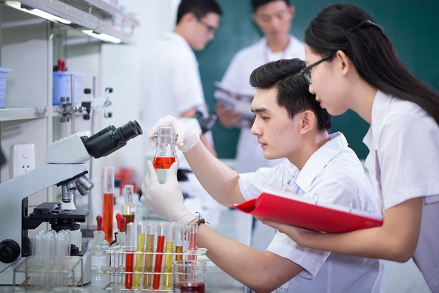 Bộ Nội vụ giải đáp về chính sách thu hút nhân tài với người có bằng tiến sĩ- Ảnh 1. Bộ Nội vụ giải đáp về chính sách thu hút nhân tài với người có bằng tiến sĩ- Ảnh 1.
